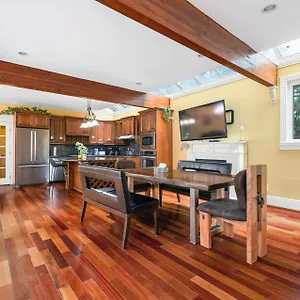 Charming Retreat On Cypress Street, Your Away From Guest house